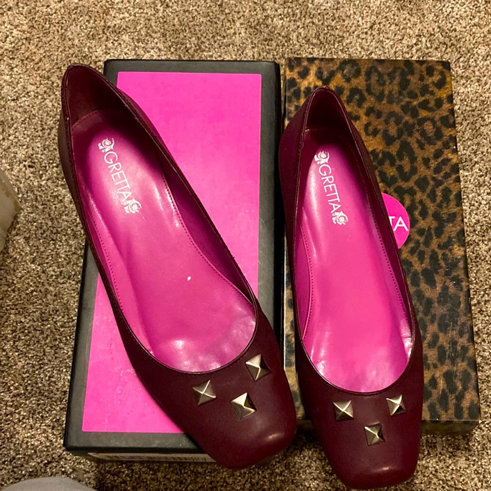 Gretta Women’s shoes sz 9 M leather plum color loafer with stud embellishment